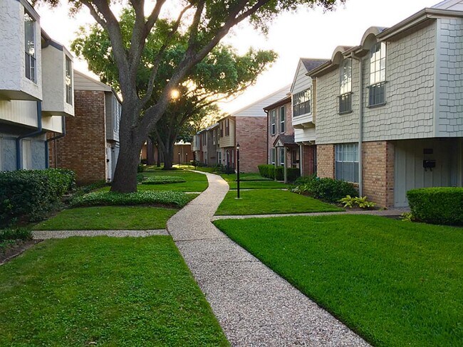 Building Photo - 10330 Briar Forest Dr