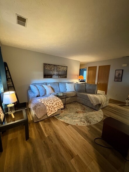 Building Photo - 819 9th St
