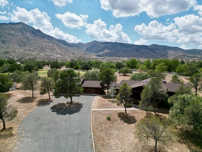 Building Photo - Custom home on 3 acres in Williamson Valley