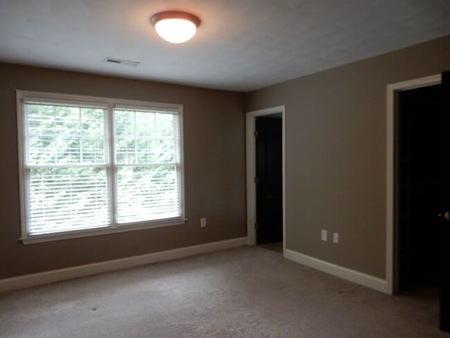 Building Photo - Like New Townhome in Old SW! Close to Cari...