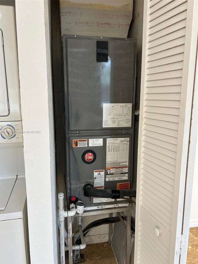 Building Photo - 953 SW 10th St