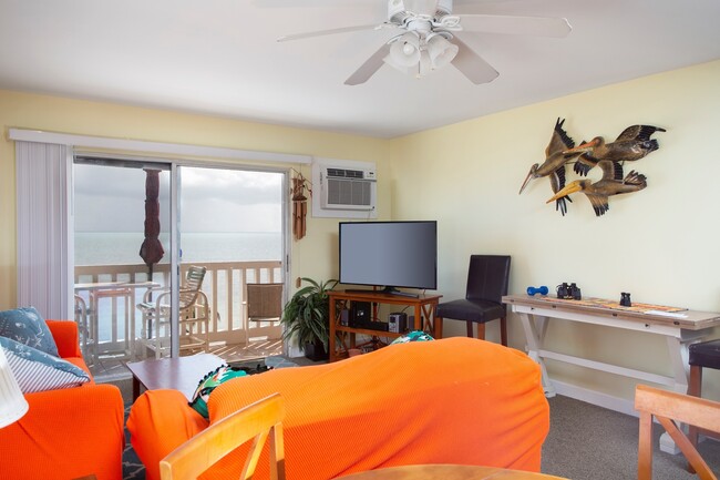 Building Photo - 1 Bedroom 1 Bathroom Furnished Direct Ocean View Condo: Lease dates  April 15 through November 30