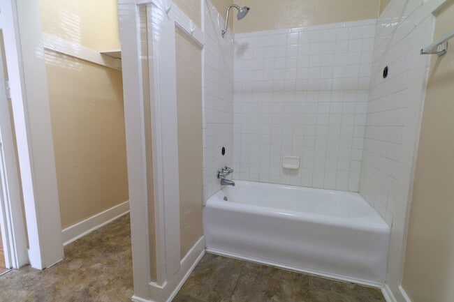 Building Photo - 1 month free rent move in promotion! VINTA...