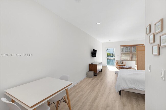 Building Photo - 2445 Lake Pancoast Dr