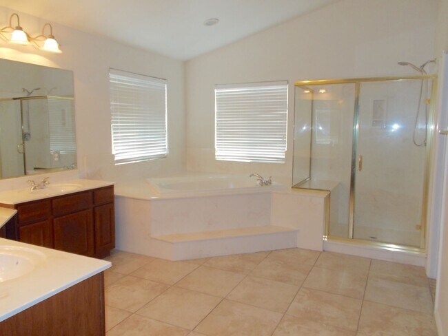 Building Photo - Beautiful 4BR Home with Pool, Loft, and 3-...