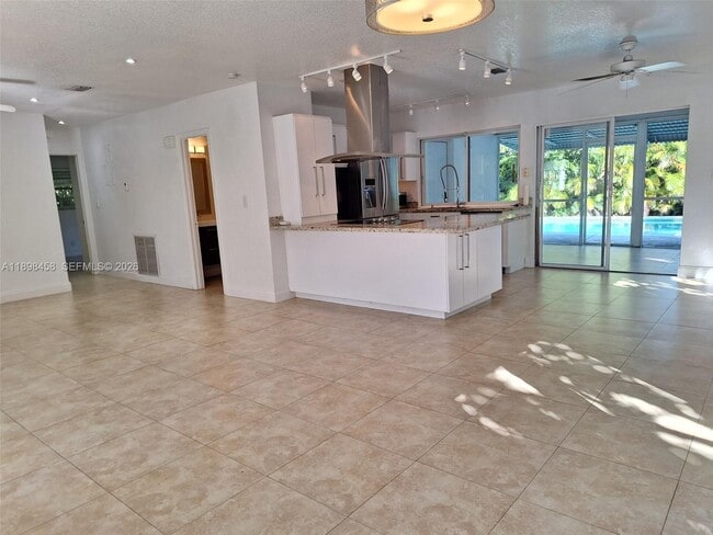 Building Photo - 1575 NE 38th St