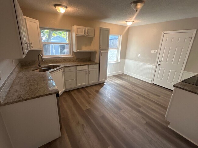 Building Photo - 3160 Chatsworth Dr