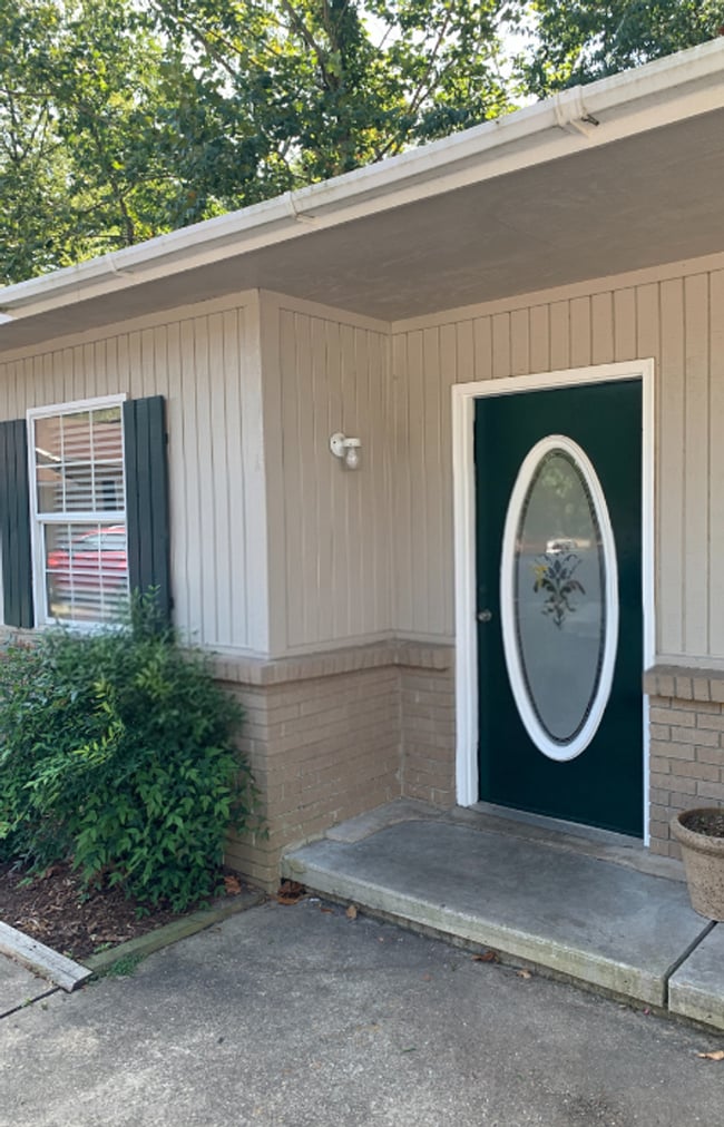 Building Photo - 2 Bed/1 Bath Apartment