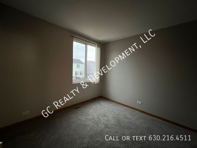 Building Photo - *** 3 BDRM - 1.5 BTH / NEW CARPET / FRESH ...