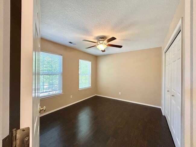 Building Photo - Cozy 4 Bed, 2.5 Bath House!