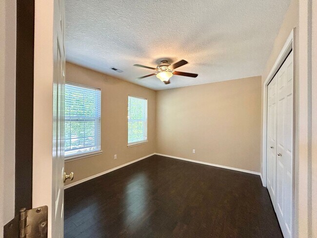 Building Photo - Spacious 4 Bed, 2.5 Bath House