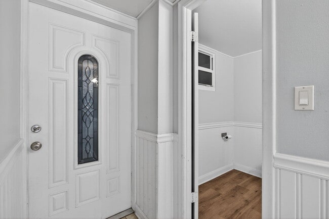 Building Photo - 107 Royal Pk Dr