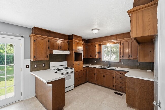 Building Photo - 3 Bed | 1 Bath | Close to Downtown Tulsa