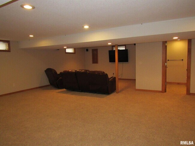 Building Photo - 233 Manor Dr