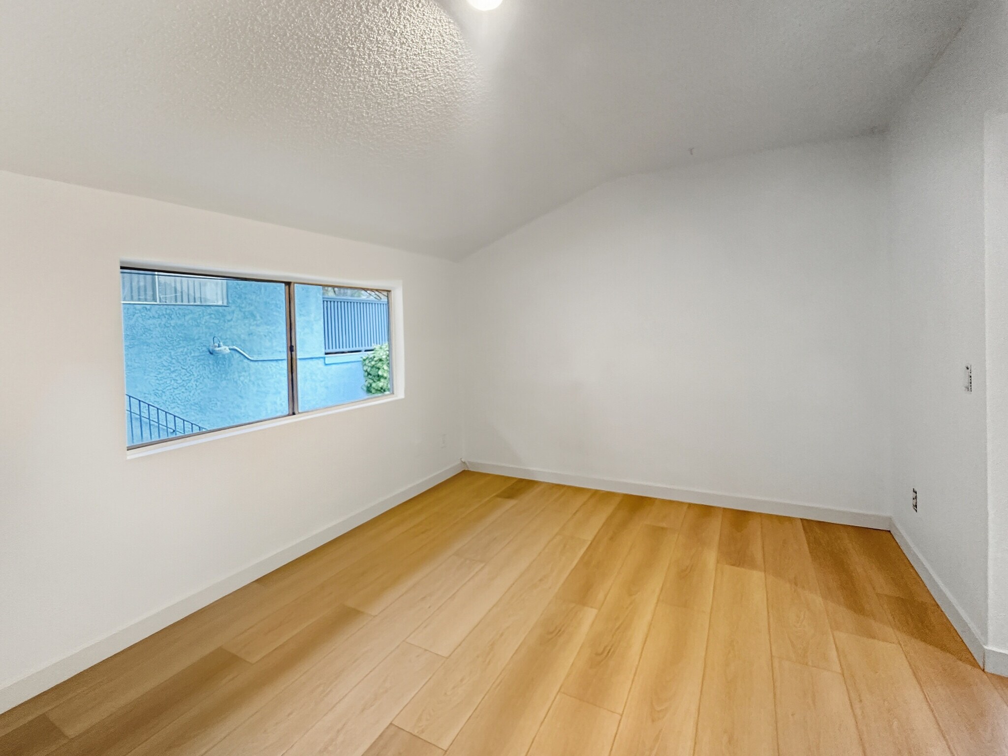 Building Photo - 727 E Tujunga Ave