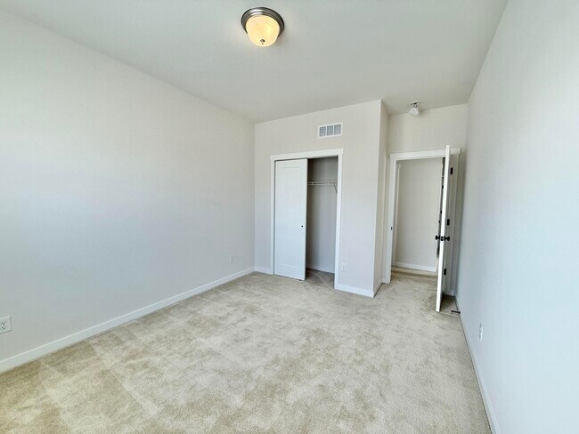 Building Photo - 6394 S Trailwoods Dr