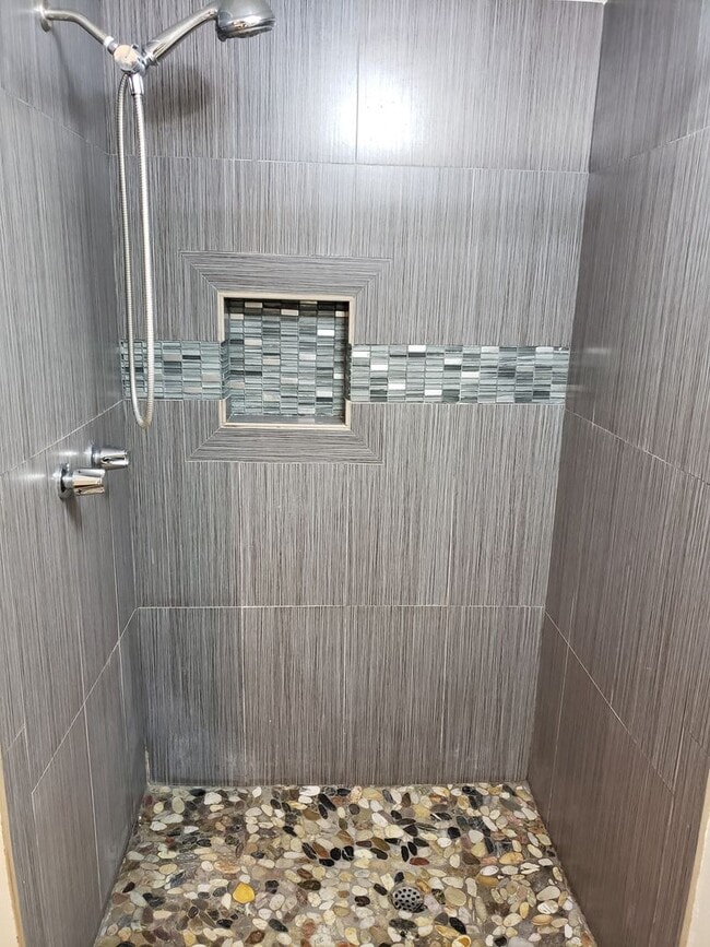 Building Photo - Great 3-bedroom, 2 bath home in Tustin Mea...