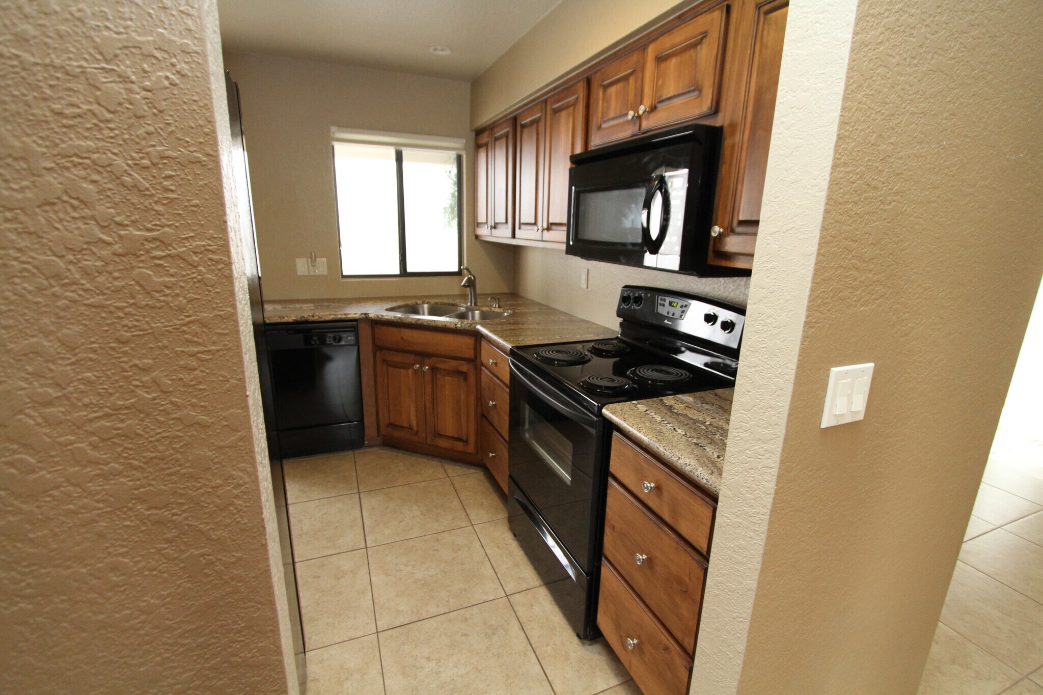 Kitchen - 5557 N Mica Mountain Dr