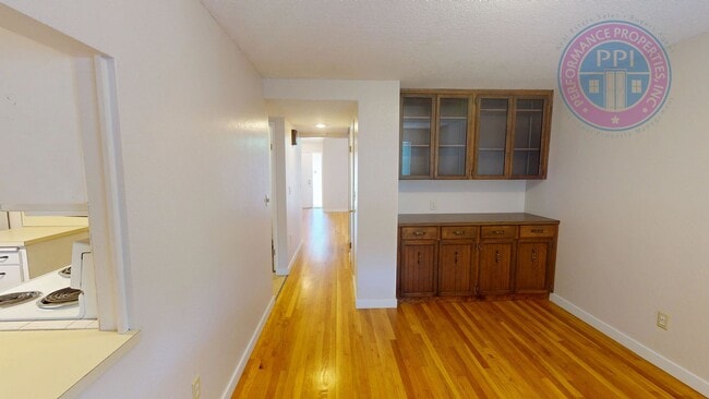 Building Photo - Prime West Linn Location - Walkable to Hig...