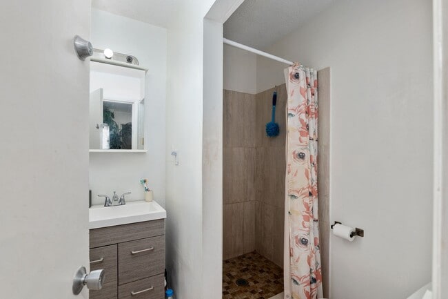 Building Photo - Beautiful 4/3 home With Attached Mother In...