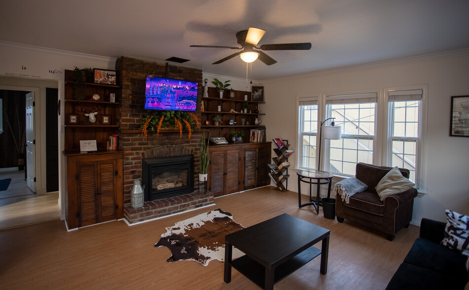 Living Room - 4271 Rosilyn Dr