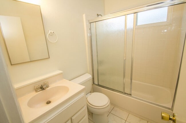 Building Photo - Charming Light Filled Ventura 2 Bd Cottage...