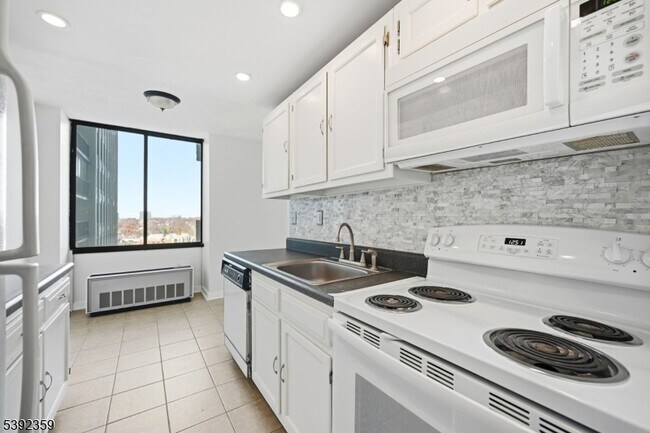 Building Photo - 300 Winston Dr