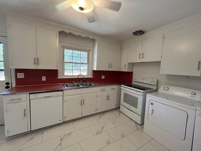 Building Photo - 203 Oak Leaf Dr