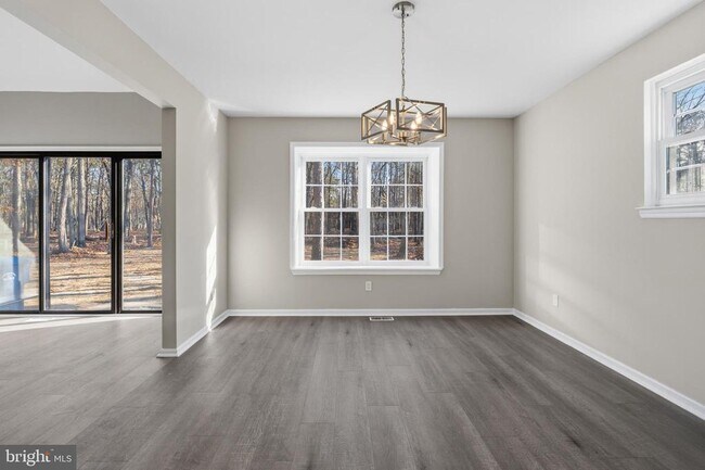Building Photo - 221 Oak Ln