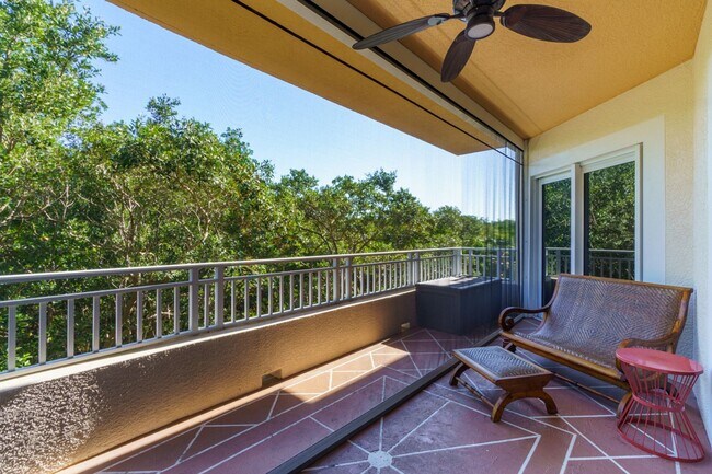 Building Photo - 3 BEDROOM TO 2 BATH SPACIOUS CONDO - HALF ...