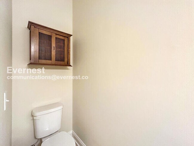 Building Photo - $500 off the first month’s rent! 2 Bed/4 Bath Condo with Detached Garage / Pet-Friendly / Availab...