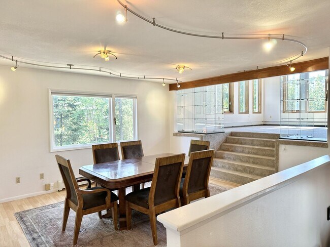 Building Photo - Newly Updated 4 Bedroom UMED Home!