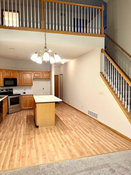 Building Photo - 475 Hickory Ln N