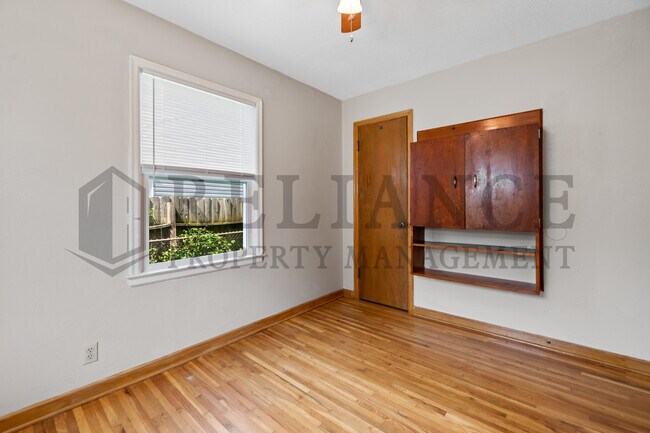 Building Photo - 726 S Apache Dr