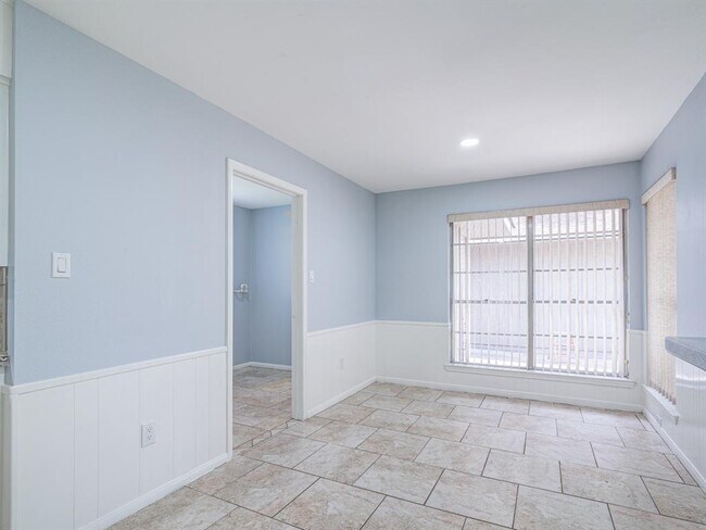 Building Photo - 312 Narcissus St