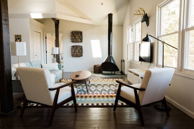 Building Photo - Secluded Furnished Rental-Asheville