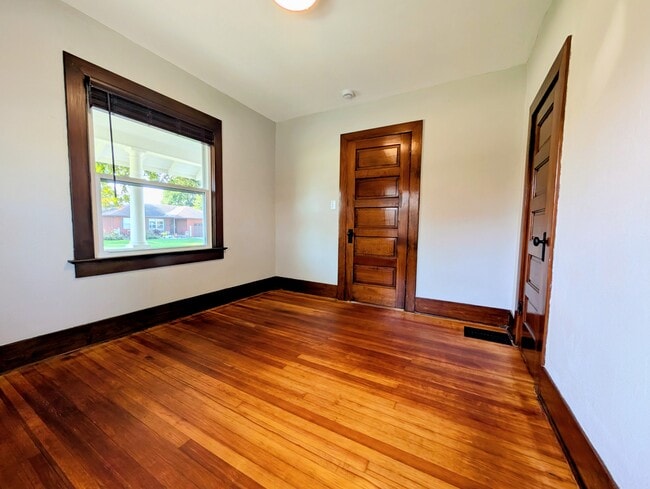 Building Photo - 307 5th Ave E