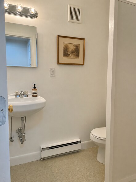Building Photo - 854 Beacon St