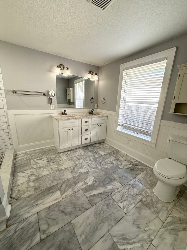 Building Photo - 5904 N Eustace Ave