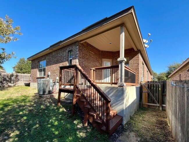 Building Photo - A beautifully maintained 3-bedroom, 2-bath oasis nestled right off 1604 and FM 1976 in Converse!