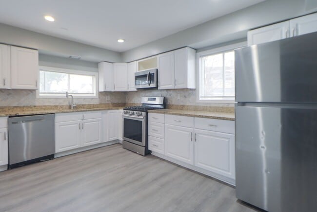 Building Photo - Spacious 3 Bedroom Sunnyside Duplex