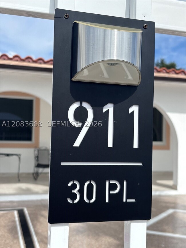 Building Photo - 911 NW 30th Pl