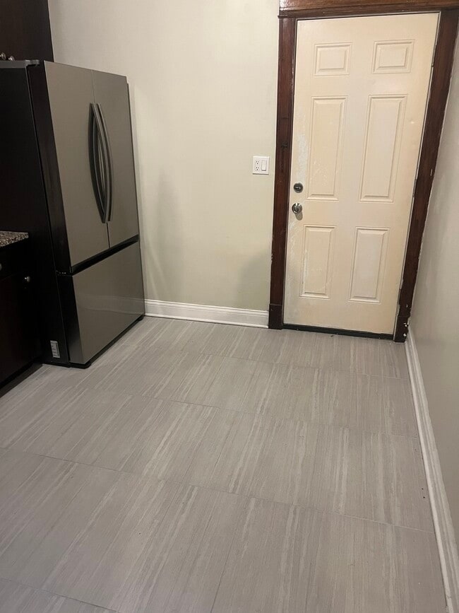 Building Photo - 6525 S Vernon Ave