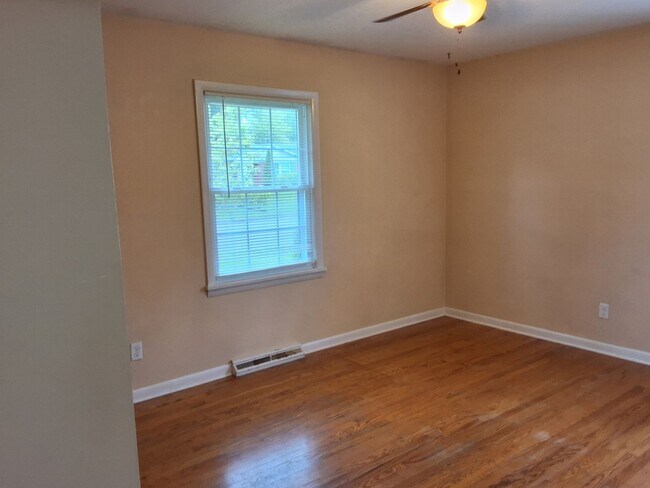 Building Photo - Beautiful 3 Bed, 2 Bath with walk out fini...