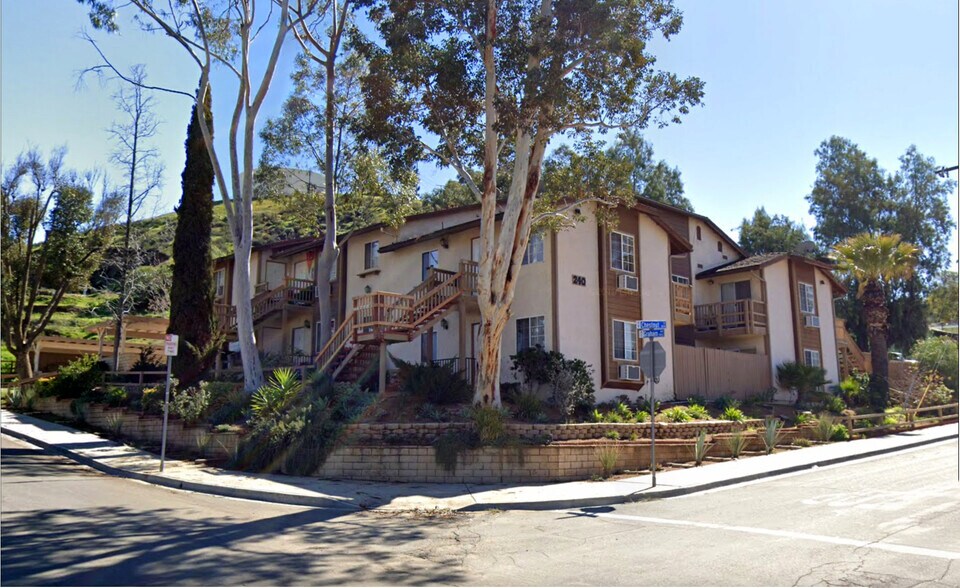 cozy apartment building two blocks from Main Street - 240 E Graham Ave