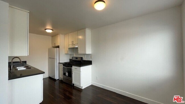 Building Photo - 639 Alexandria Ave