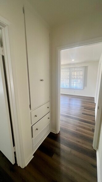 Building Photo - 808 Alandele Ave