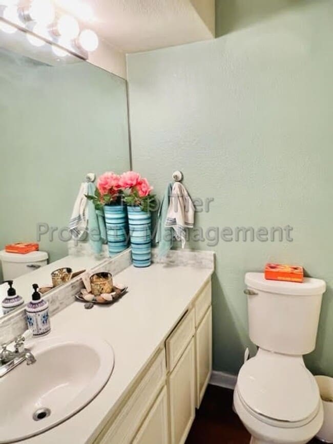 Building Photo - Stunning 3 bed / 2.5 bath / 1,227 sqft Hou...