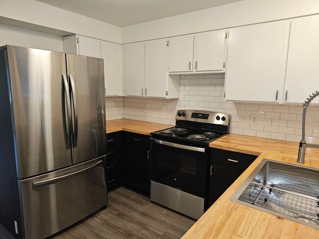Building Photo - Beautiful Renovated 4 bedroom home For Ren...