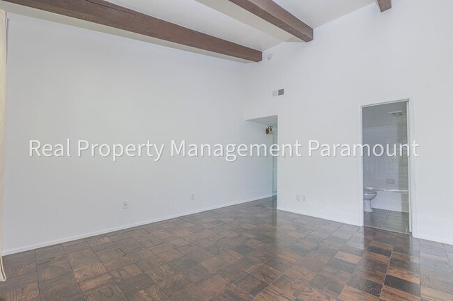 Building Photo - Don't miss out! 2 Bed 2 bath ready to go!